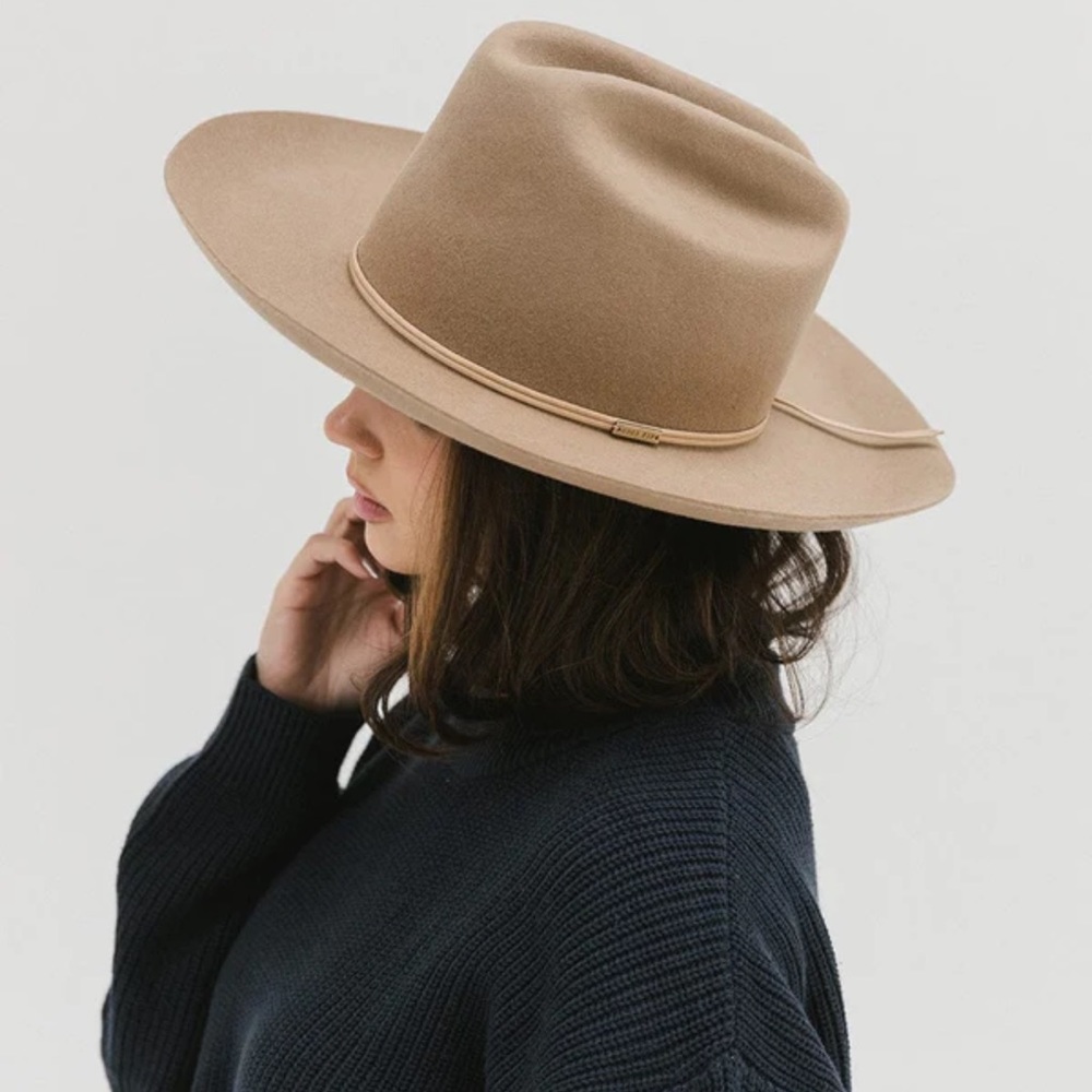 Gigi pip Ezra hat